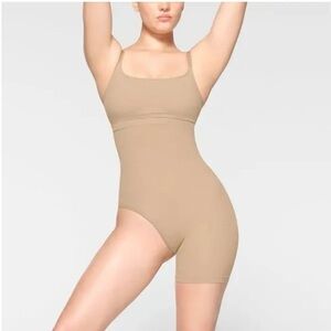 SKIMS Neutral Seamless Sculpt Solutions Shorts Right Leg Exposed